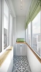 Bir mənzildə uzun bir balkonun dizaynı