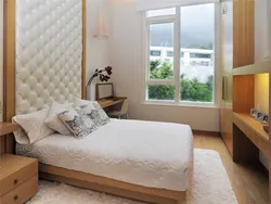 Дизайн спальни с окном и балконом на разных стенах