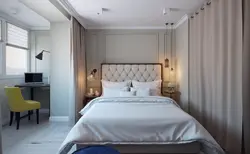 Müxtəlif divarlarda pəncərə və balkon ilə yataq otağı dizaynı