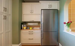 Отдельно стоящий холодильник в интерьере кухни гостиной