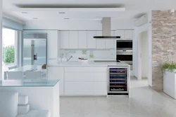 Асобна стаялы халадзільнік у інтэр'еры кухні гасцінай