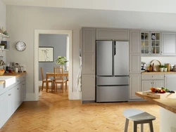 Отдельно стоящий холодильник в интерьере кухни гостиной