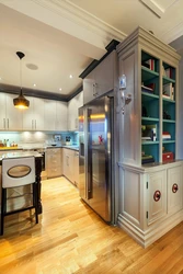 Асобна стаялы халадзільнік у інтэр'еры кухні гасцінай