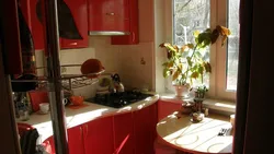 Дизайн кухни хрущевки красный