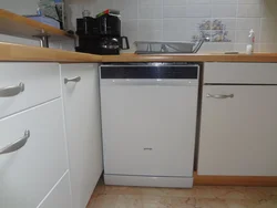 Посудомойка машина на кухне фото