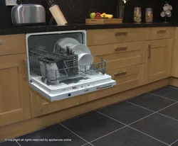 Посудамыйка машына на кухні фота