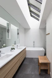 Белая ванная комната дизайн с деревом