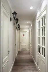 Ağ qapılı koridorlar foto
