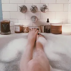 Фота ванны з пенай і ножкамі