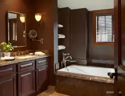 Интерьер ванны с темной мебелью