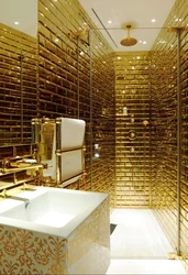 Ақ алтыннан жасалған ванна бөлмесінің интерьері