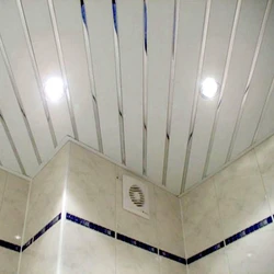 Spot lampaları olan plastik panellərdən hazırlanmış vanna otağı tavanı