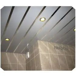 Ванна бөлмесінің төбесі прожекторлары бар пластикалық панельдерден жасалған фотосурет