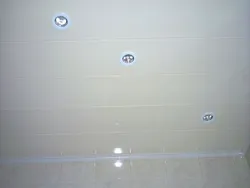 Ванна бөлмесінің төбесі прожекторлары бар пластикалық панельдерден жасалған фотосурет