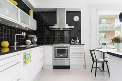 Черный фартук на кухне в интерьере