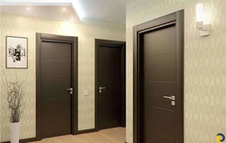 Dark doors, light floor in the interior of the apartment