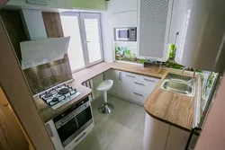 Маленькая кухня з халадзільнікам і сталом фота