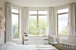 Интерьер спальной комнаты с окном