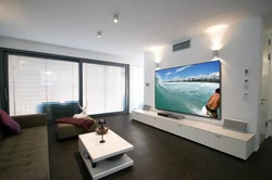 Большой телевизор на стену в гостиной фото