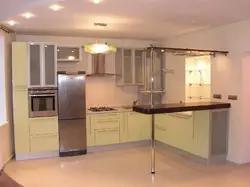 Холодильник у барной стойки дизайн кухни