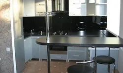 Халадзільнік у барнай стойкі дызайн кухні
