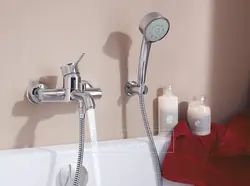 Duşlu banyoda bir kranın fotoşəkili