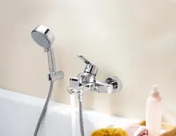 Duşlu banyoda bir kranın fotoşəkili