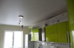 Какого цвета натяжные потолки на кухню фото
