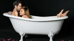 Фото пары в ванне с пеной
