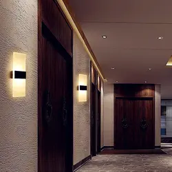 Koridorun içərisində divar lampaları