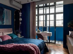 Синие шторы в интерьере спальни