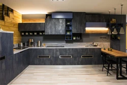 Серая кухня с деревянными фасадами фото