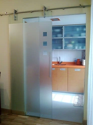 Фото раздвижных межкомнатных дверей одной на кухне
