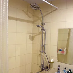 Vanna otağında mikser fotoşəkili olan vanna otağı üçün tropik duş