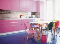 Сочетание цветов с розовым цветом в интерьере кухни фото