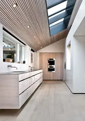 Ламинат на потолке в интерьере кухни