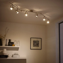 Design of track lights on the ceiling in the kitchen