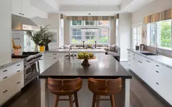 Кухня в своем доме с двумя окнами фото