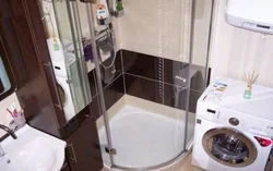 Интерьер ванной с душевой кабиной и стиральной