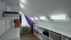 Гардеробная в мансарде со скошенным потолком фото