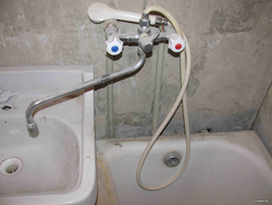 Single design faucet for bathtub and sink