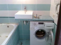 Фото стиральной машины под раковиной в ванной комнате