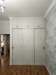 Шкаф до потолка с распашными дверями в прихожей фото