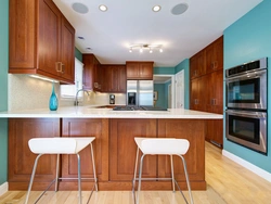 Combination of floor and wall colors in the kitchen interior