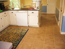 How to combine tiles on the kitchen floor photo