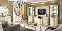 Интерьер белой гостиной в классическом стиле фото