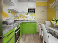 Кухня з цёмна зялёнымі фасадамі ў інтэр'еры