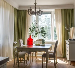 Белая кухня зеленые шторы фото