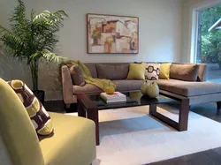 Разные диван и кресло в интерьере гостиной