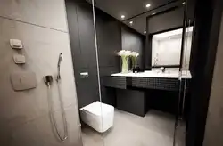 Bir divarda hamam və duş ilə vanna otağı dizaynı